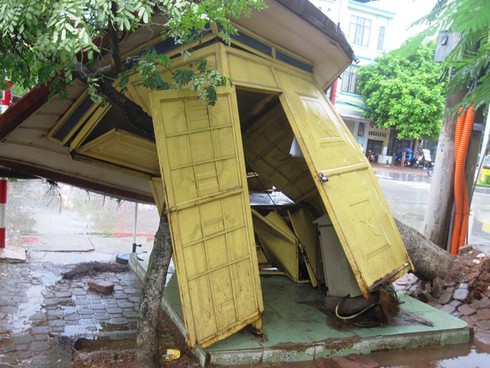 Thanh Hóa: Mưa to gió lớn, cây phượng đổ đè bẹp bốt CSGT - ảnh 4