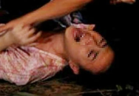 Đạp đổ xe cô gái giữa đường rồi hãm hiếp lúc 8 giờ tối - ảnh 1