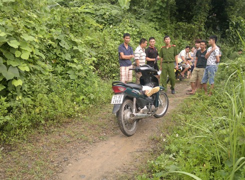 Phát hiện người đàn ông chết co quắp giữa đường - ảnh 1