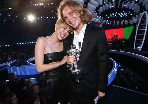 Anh bạn vô gia cư của Miley Cyrus ra đầu thú cảnh sát - ảnh 1