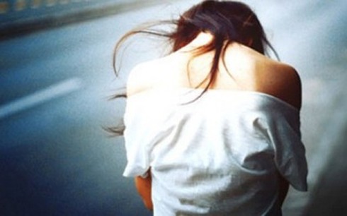 Đưa bạn của cháu gái vào nhà nghỉ rồi làm trò đồi bại - ảnh 1