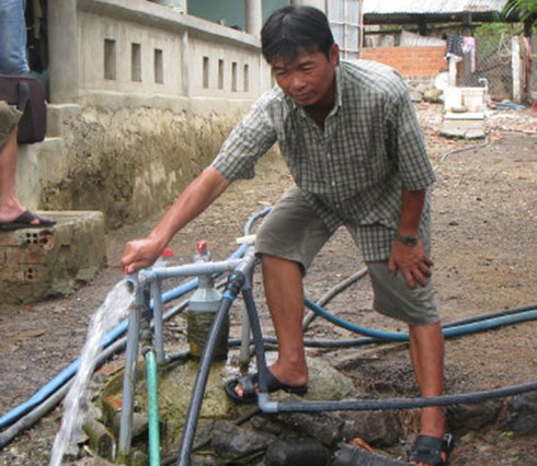 Kỳ lạ giếng nước ngọt tự phun trào giữa mùa hạn - ảnh 1