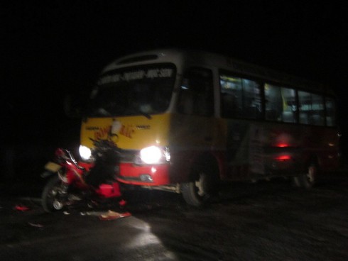 Thanh Hóa: Lạng lách tông thẳng đầu xe buýt, 2 thanh niên nguy kịch - ảnh 1