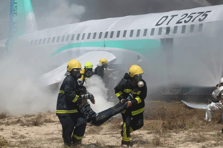 Diễn tập khẩn nguy ở sân bay Cam Ranh - ảnh 1