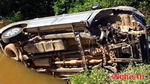Ô tô lao xuống mương, 4 người thoát chết - ảnh 1