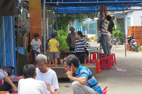 Cha tự thiêu bỏ lại con thơ mồ côi - ảnh 1