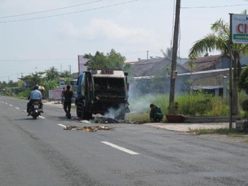 Xe máy lao vào xe rác đậu không đèn báo, 1 người chết - ảnh 1
