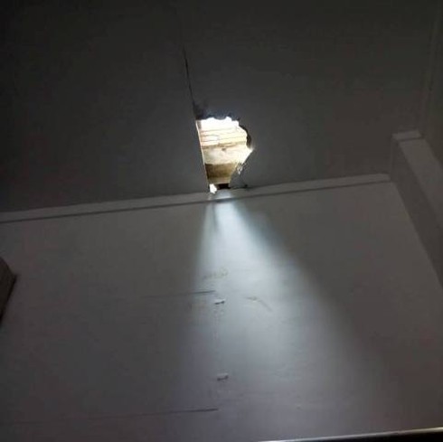 Trộm đục trần nhà, lẻn vào cuỗm tài sản - ảnh 1