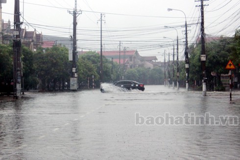 Người dân TP Hà Tĩnh bì bõm lội nước - ảnh 2