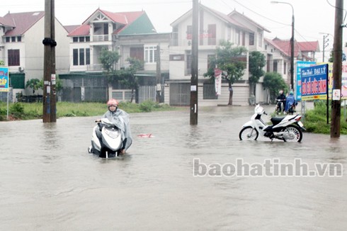 Người dân TP Hà Tĩnh bì bõm lội nước - ảnh 4