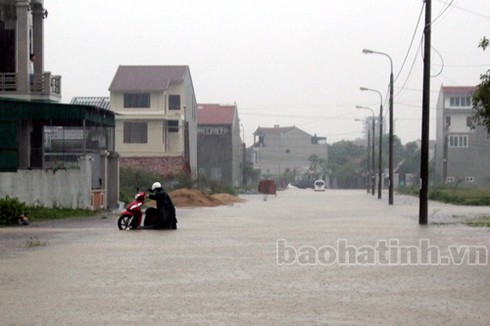 Người dân TP Hà Tĩnh bì bõm lội nước - ảnh 5