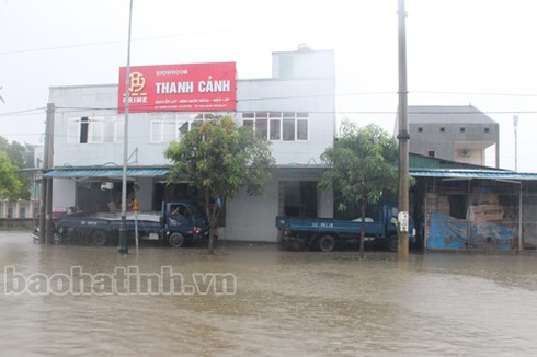 Người dân TP Hà Tĩnh bì bõm lội nước - ảnh 7