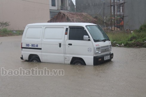 Người dân TP Hà Tĩnh bì bõm lội nước - ảnh 8