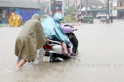 Người dân TP Hà Tĩnh bì bõm lội nước - ảnh 9