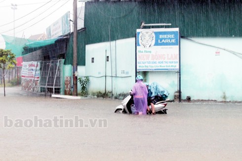 Người dân TP Hà Tĩnh bì bõm lội nước - ảnh 10