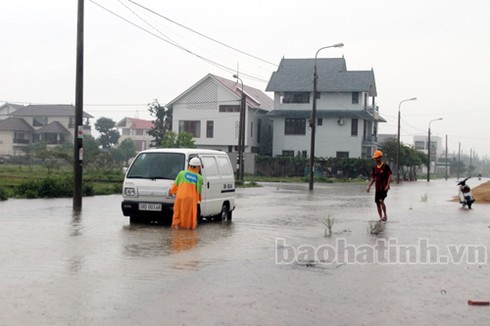 Người dân TP Hà Tĩnh bì bõm lội nước - ảnh 11