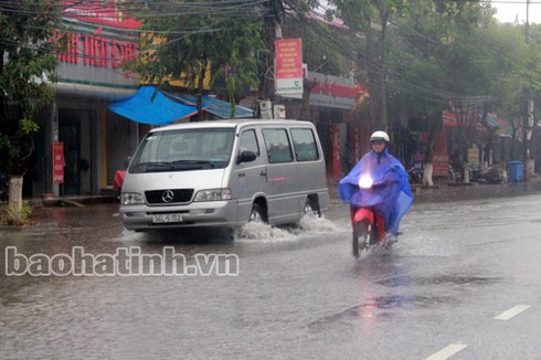 Người dân TP Hà Tĩnh bì bõm lội nước - ảnh 12