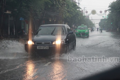 Người dân TP Hà Tĩnh bì bõm lội nước - ảnh 3