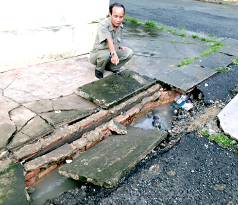 Bị chụp ảnh lúc ăn nhậu, tấn công công an? - ảnh 1