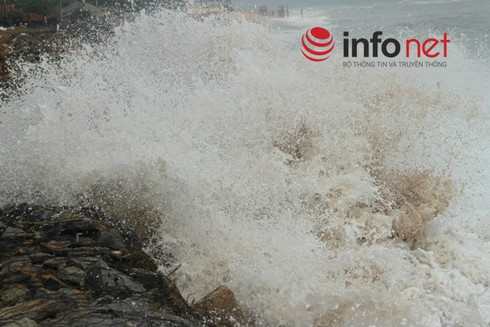 Triều cường dâng cột sóng cao 3-4m đánh sập nhà dân - ảnh 2