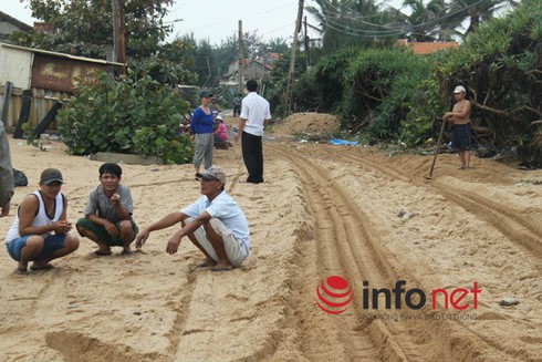 Triều cường dâng cột sóng cao 3-4m đánh sập nhà dân - ảnh 3