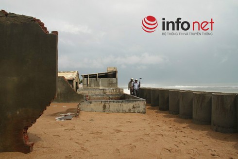 Triều cường dâng cột sóng cao 3-4m đánh sập nhà dân - ảnh 4