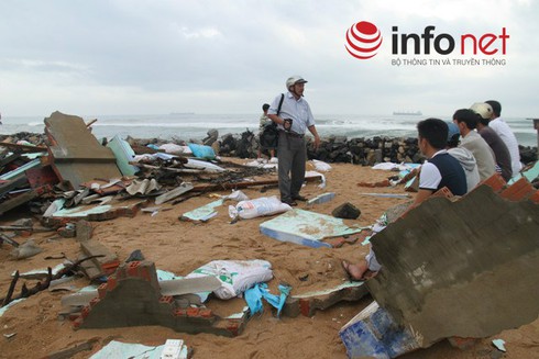 Triều cường dâng cột sóng cao 3-4m đánh sập nhà dân - ảnh 6