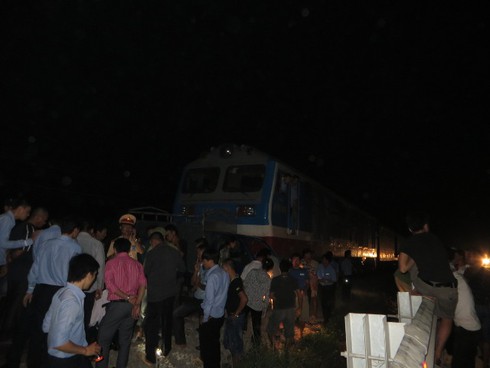 Tàu hỏa đâm xe tải, đường sắt Bắc-Nam tê liệt gần 1 giờ - ảnh 2