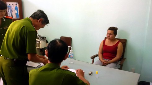 Nữ DJ trẻ sa vào