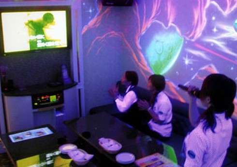 Cãi lộn với bạn gái, đập luôn màn hình quán karaoke - ảnh 1