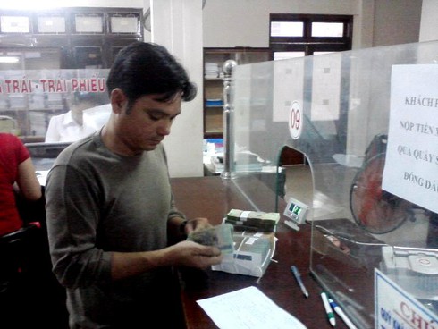 Ngư dân Quy Nhơn phấn khởi nhận tiền hỗ trợ đánh bắt xa bờ - ảnh 2