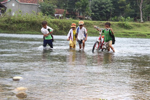 Gần 600 học trò lội sông đi học giữa mùa nắng - ảnh 1