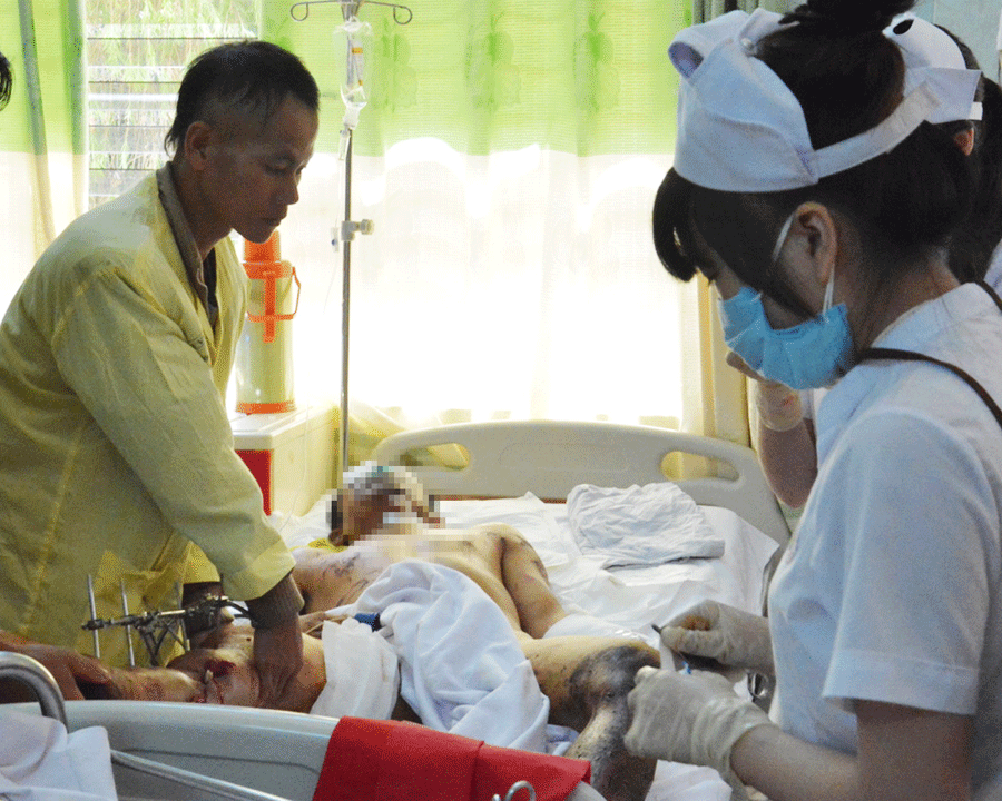 Ba người thương vong do cưa bom - ảnh 1