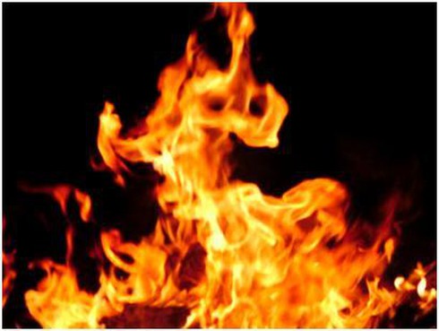 Xích mích, châm lửa đốt ghế salon cho bõ ghét - ảnh 1