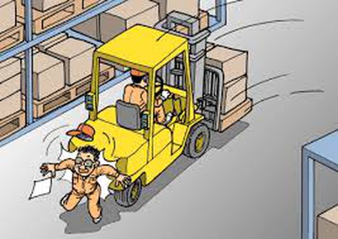 Lùi xe nâng, vô ý cán chết người - ảnh 1
