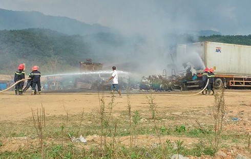 3 xe ô tô cháy rụi do chập điện - ảnh 2