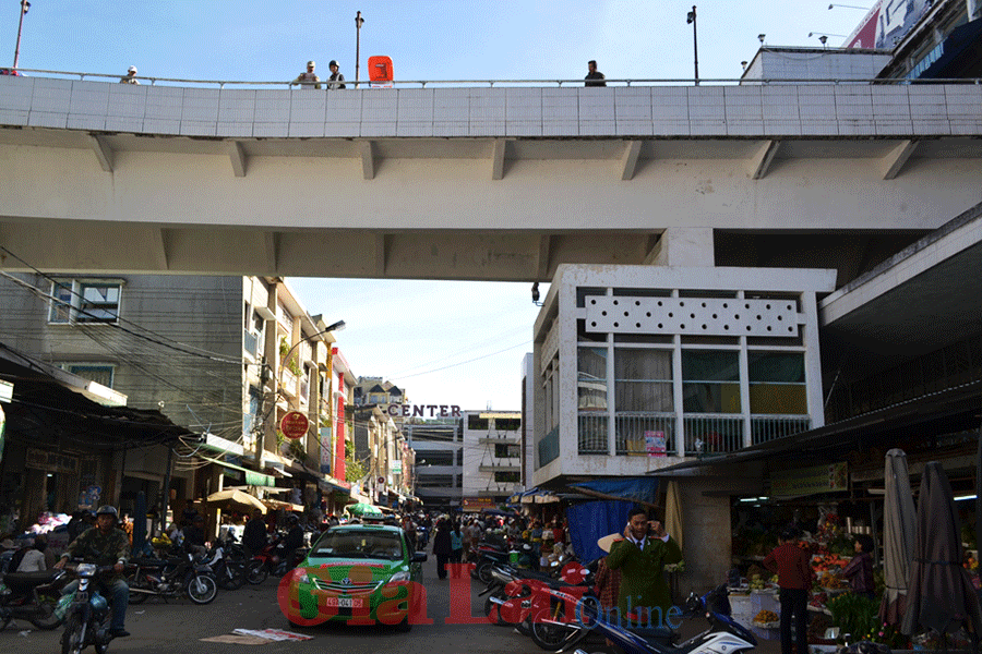 Cả chợ hốt hoảng chứng kiến người tự tử giãy giụa trong vũng máu - ảnh 1