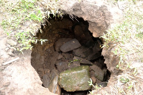 Hố sâu xuất hiện, 14 hộ dân phải di dời - ảnh 1