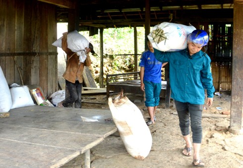 Hố sâu xuất hiện, 14 hộ dân phải di dời - ảnh 2