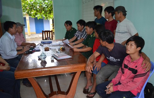 Cứu 6 ngư dân bị nạn trên biển - ảnh 1