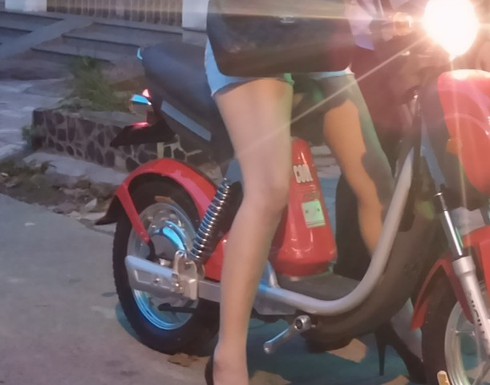 Hàng chục người dân truy bắt thiếu nữ ăn trộm xe đạp điện - ảnh 1