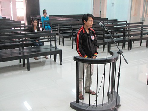 Không mượn được xe, ném gạch cho bõ tức - ảnh 1