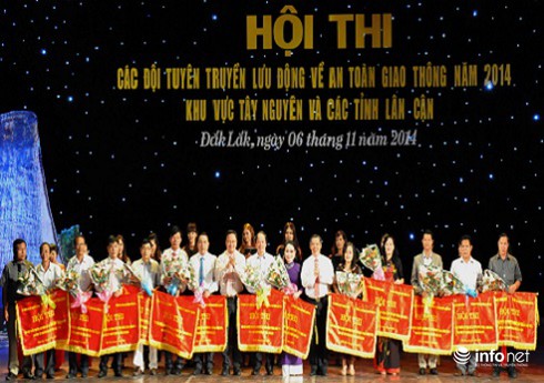 Hội thi tuyên truyền lưu động về ATGT năm 2014 tại Đắk Lắk - ảnh 2