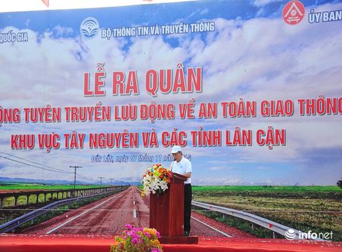 Hình ảnh diễu hành tuyên truyền lưu động về ATGT tại Đắk Lắk - ảnh 1