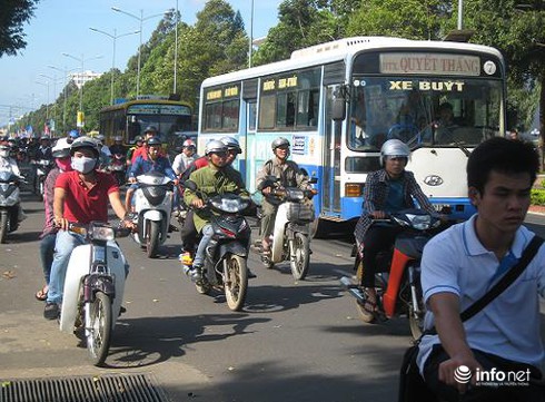 Hình ảnh diễu hành tuyên truyền lưu động về ATGT tại Đắk Lắk - ảnh 10
