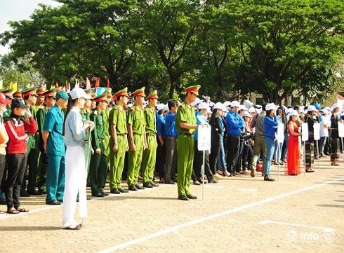 Hình ảnh diễu hành tuyên truyền lưu động về ATGT tại Đắk Lắk - ảnh 2