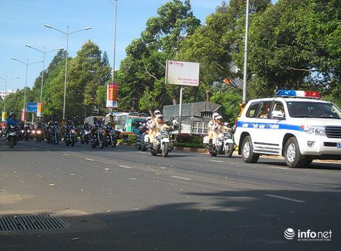 Hình ảnh diễu hành tuyên truyền lưu động về ATGT tại Đắk Lắk - ảnh 3