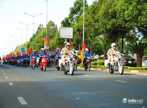 Hình ảnh diễu hành tuyên truyền lưu động về ATGT tại Đắk Lắk - ảnh 4