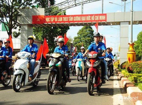 Hình ảnh diễu hành tuyên truyền lưu động về ATGT tại Đắk Lắk - ảnh 5