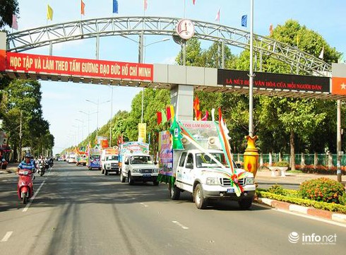 Hình ảnh diễu hành tuyên truyền lưu động về ATGT tại Đắk Lắk - ảnh 6